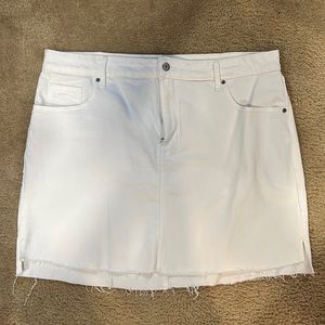 Old Navy White Stretchy Jean Skirt / Size 16